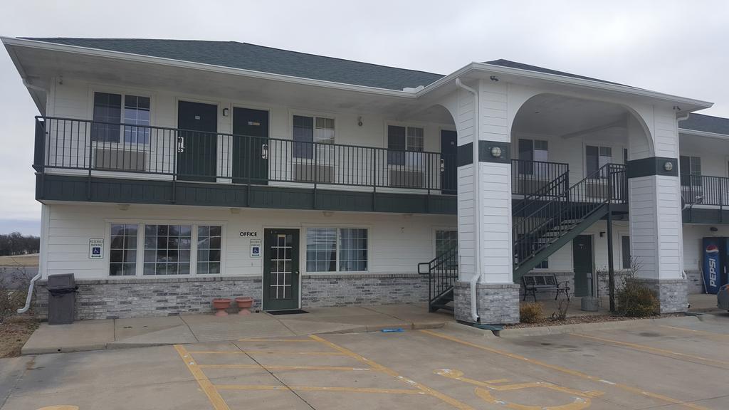 Rodeway Inn Goddard Exterior foto