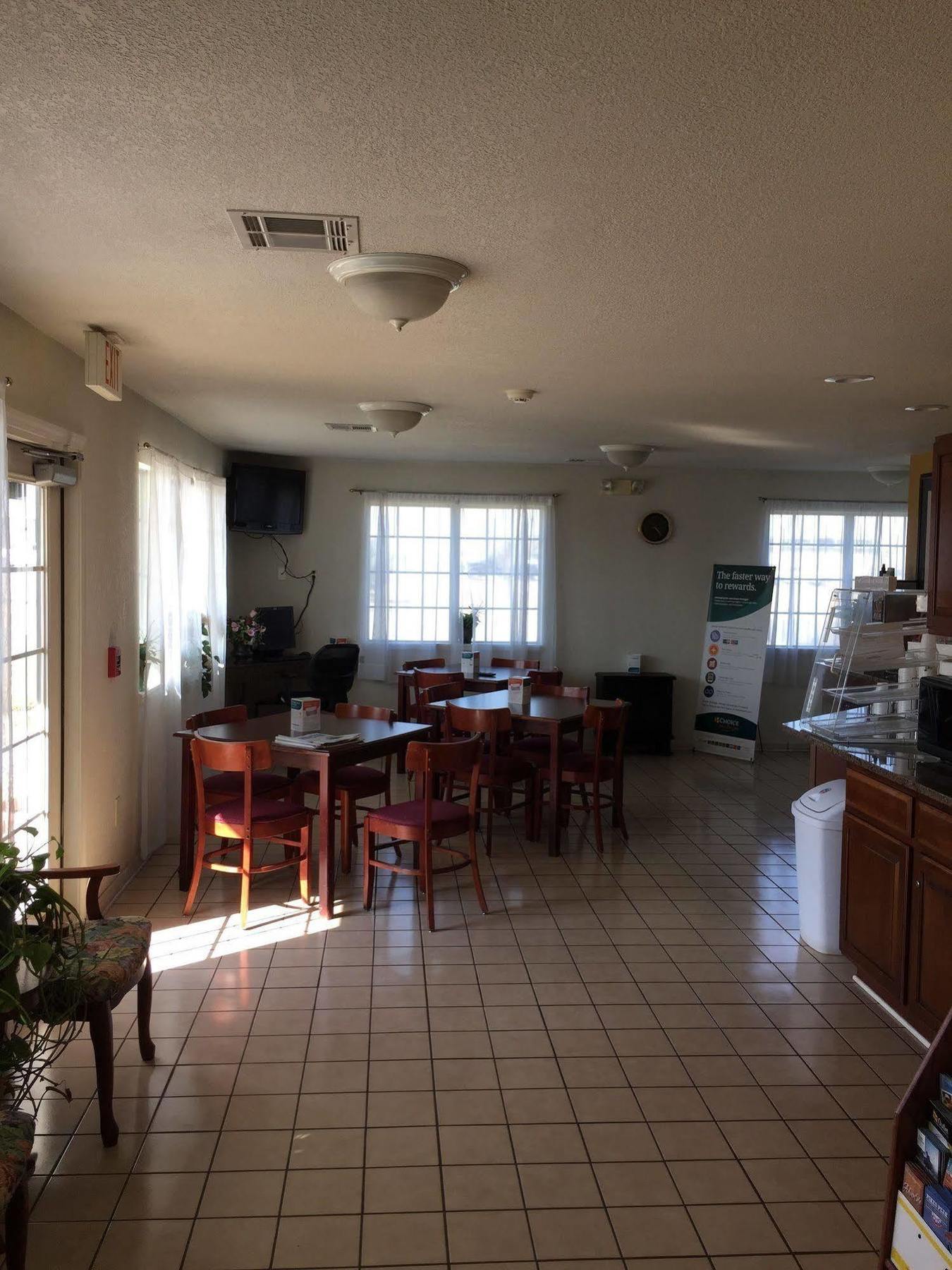 Rodeway Inn Goddard Exterior foto